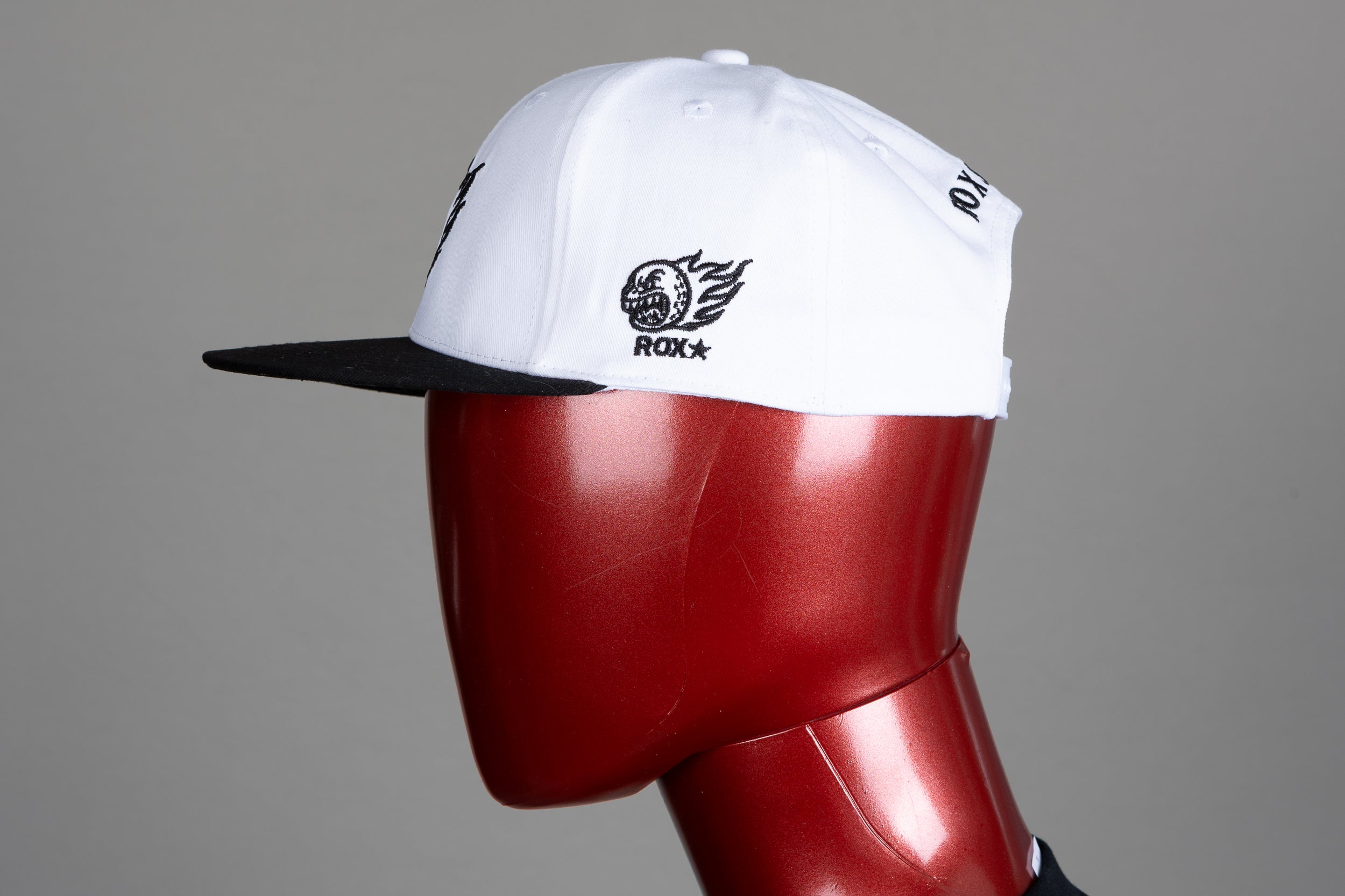 ROX STAR GOLF HAT -FLAT BRIM- WHITE/BLACK BRIM