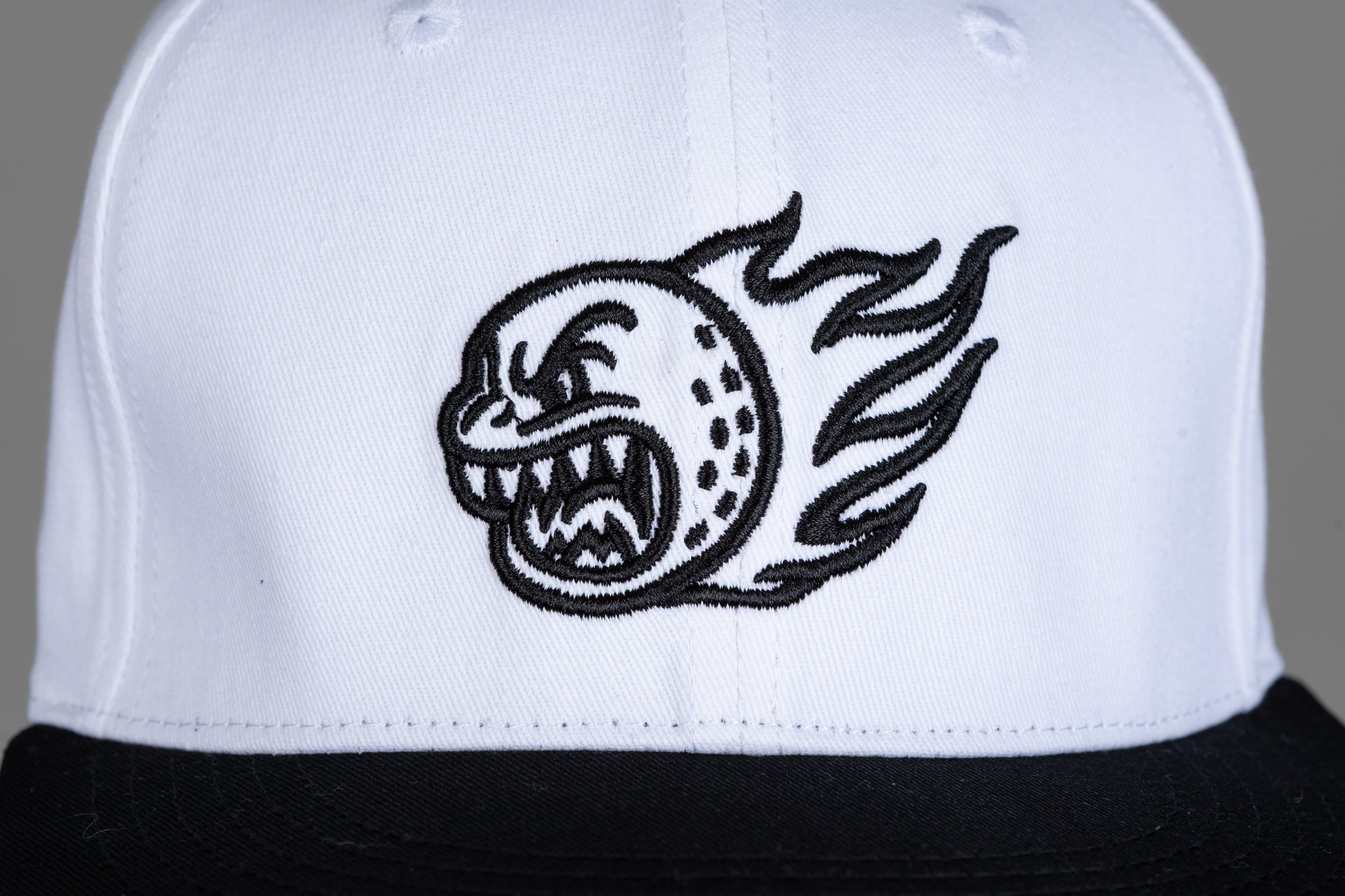 ROX STAR GOLF HAT -FLAT BRIM- WHITE/BLACK BRIM